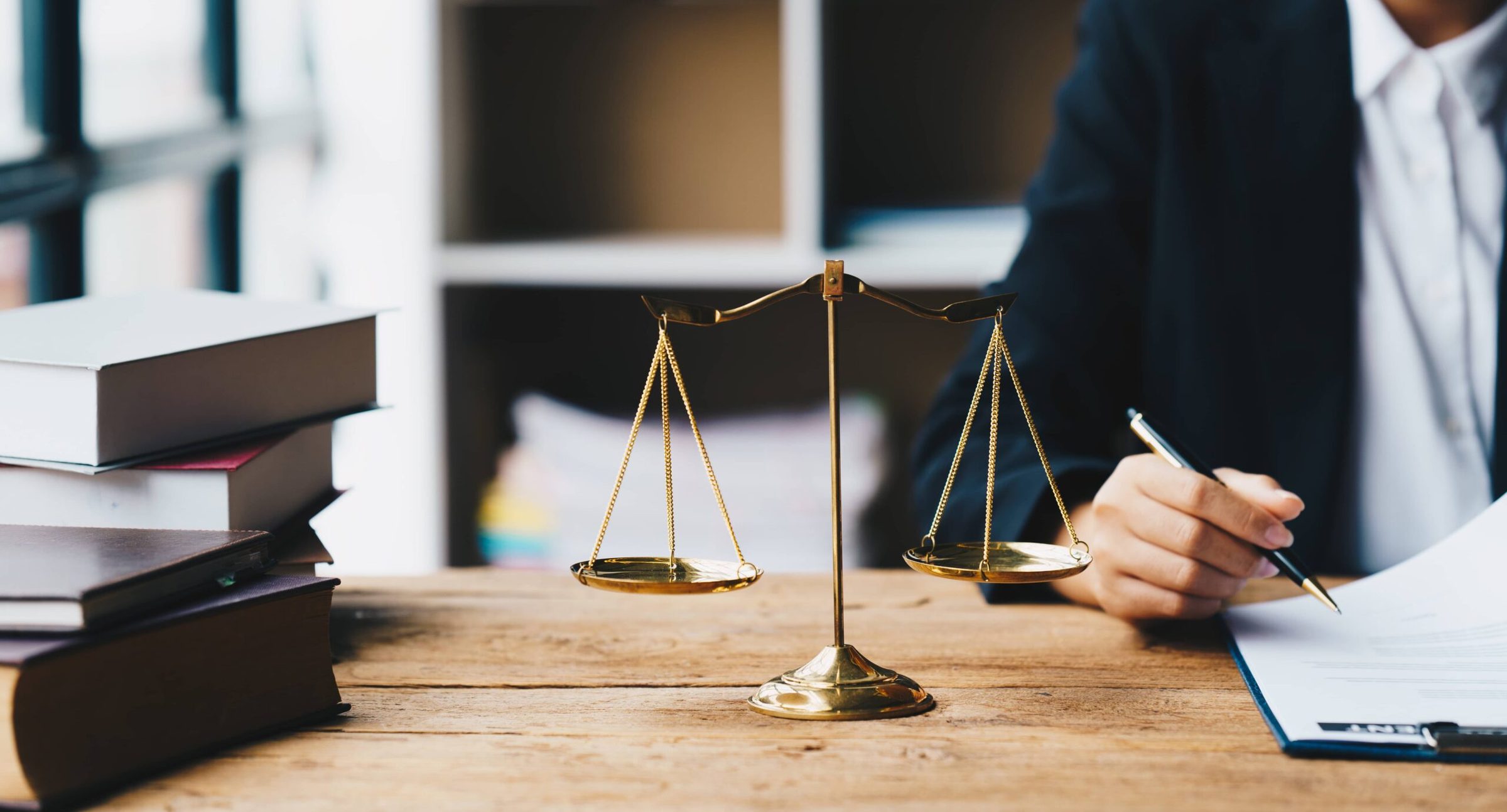 Balanza de la justicia sobre un escritorio