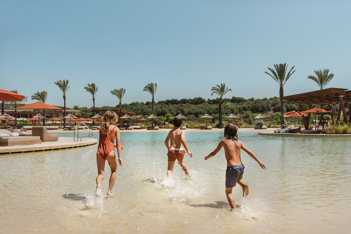 Niños en la laguna de The Beach, La Reserva